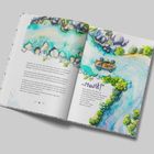 Zwei Buchseiten mit Texten, der rechts beginnt mit „Musik!“, daneben eine Illustration von oben mit einem Boot im Fluss.