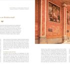 **Artikelüberschrift:** Vom Wildfluss zur Residenzstadt

Ein Arkadengang mit roten Kacheln und Wandbildern zeigt klassische Szenen, die in die Architektur integriert sind.