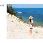 Weißer Edelstein der Ostsee - Rügen. Eine Frau steht am Sandstrand, schaut aufs Meer; ein Schiff ist sichtbar.