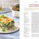 Grüne Lasagne mit Spinat-Ricotta-Füllung. Rezept und Zutaten, wie Spinat, Ricotta und Schinken, sind detailliert beschrieben. Links sieht man ein Stück Lasagne auf einem Teller.
