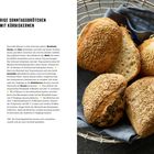„Knusprige Sonntagsbrötchen mit Kürbiskernen.“ Anleitung zum Teig und Backen links. Rechts Brötchen in einem Korb.