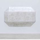 Auf der linken Seite steht: "enrico prampolini..." Eine abstrakte, graue Form schwebt vor einem gleichfarbigen Hintergrund.