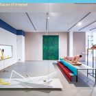 "Traces of Interest" oben, Kunstwerke in einem modernen Ausstellungsraum, skulpturale und grafische Elemente.