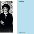 Links Porträt von Person als Charlie Chaplin, rechts blauer Hintergrund mit "BIOGRAFIEN", unten weiße Blumen.