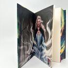 Illustration: Eine Frau mit langen blonden Haaren, in einem blauen Kleid, von weißem Nebel umgeben.