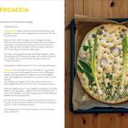 GARDEN FOCACCIA: Rezept mit Anleitung und Zutatenliste. Foto einer dekorierten Focaccia mit Kräutern und Zwiebeln auf einem Blech.