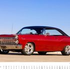 1966er Mercury Comet Cyclone GT. Mai Kalender mit hervorgehobenen Samstagen und Sonntagen. Roter Oldtimer vor blauem Himmel.