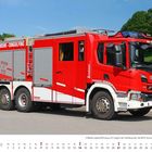 Feuerwehrfahrzeug der BMW-Werkfeuerwehr Dingolfing vor einer grünen Wiese, Kalenderblatt für November.