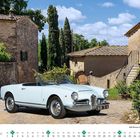 Alfa Romeo Giulia Spider 1600 Baujahr 1963. Eingerahmt von rustikalen Gebäuden und üppiger Vegetation. Monat Mai.