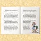 Text beschreibt Melodys Alltag und Begegnungen. Rechts eine Illustration eines Mädchens mit Fahrrad und Cupcake auf gelbem Rosenmuster.