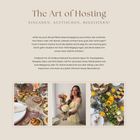 "The Art of Hosting: EINLADEN, AUFTISCHEN, BEGEISTERN!" Drei Fotos mit edlem Essen, einer Frau mit Blumen und einer Snackplatte.