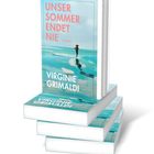 Buchtitel "Unser Sommer endet nie", Autorin Virginie Grimaldi. Stapel illustrativer Bücher mit sommerlichem Strandmotiv.