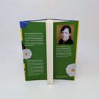 PETRA HUCKE, Romanautorin, freie Übersetzerin, Host des Podcasts Frauenleben. Portrait auf grünem Hintergrund.