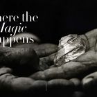 Text: "Where the Magic Happens". Zwei Hände halten einen großen, rohen Kristall.