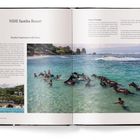 NIHI Sumba Resort: Menschen und Ponys schwimmen im klaren, türkisfarbenen Meer vor einer tropischen Küste.