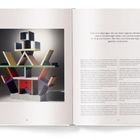 Links: "COOLNESS ITALY", Nummer "032". Rechts: Text über Autonomie und Coolness. In der Mitte eine bunte Skulptur.
