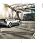 QTC4LUSSO, Bauzeitraum: 2016-, V12-Motor, Hubraum: 6262 cm³, Leistung: 610 PS, 0-100 km/h: 3,4 s, Höchstgeschwindigkeit: 335 km/h. Ein silbernes Auto fährt schnell über eine Brücke.