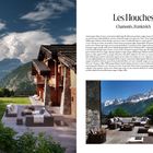 Text „Les Houches. Chamonix, Frankreich.“ Holzhaus mit Terrasse und Bergblick; entspanntes Ambiente mit Sitzmöbeln.