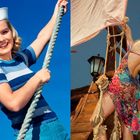 Zwei Frauen auf einem Segelschiff. Links in Matrosenlook, rechts in buntem Kleid vor einem Schiffsmast. Klarer Himmel.