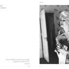 Zitate über Chanel No. 5. Schwarz-Weiß-Foto einer lächelnden Frau in einem eleganten Kleid mit Parfümflasche.