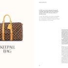 Links der Text: "KEEPALL BAG." Rechts wird die Einführung der Keepall-Tasche von Louis Vuitton im Jahr 1930 beschrieben. Illustration einer braunen Louis Vuitton Reisetasche mit gelben Riemen.