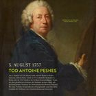 „5. August 1757, Tod Antoine Pesne“. Selbstporträt eines Mannes in blauem Gewand mit weißem Haar, links Text.