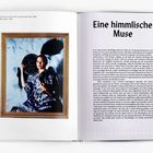 Links: "Urania (Porträt von Lubaina Himid) aus dem Zyklus Zabat, 1989, Maud Sulter (1960–2008)." Rechts: "Eine himmlische Muse."