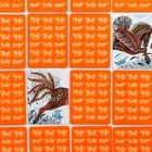 Kartenrückseiten mit orangefarbenen Eichhörnchen-Mustern, zwei Karten zeigen kunstvoll verzierte Pferde und Schiffe.