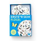 Text: "ERSTE*R SEIN FLÜGEL" und "EIN WIMMEL-SPIEL". Verpackung mit Schmetterling und Vögeln auf Karten.
