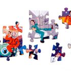Puzzle-Teile zeigen bunte Illustrationen von Astronauten in orangefarbenen Anzügen, einer trägt "СССР" auf dem Helm.