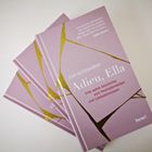 Der Buchumschlag zeigt den Titel "Adieu, Ella" von Elke Rutzenhöfer in Weiß und Rot auf rosa Hintergrund mit goldenen Linien.