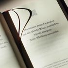 "Du solltest deine Gedanken auf die gleiche Weise auswählen, wie du morgens deine Kleidung auswählst." Ein Buch mit Lesezeichen.