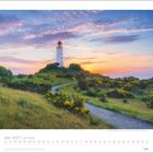 Mai 2027 | Am Meer. Leuchtturm Dornbusch auf Hiddensee bei Sonnenuntergang, umgeben von grünem Hügel und blühenden Büschen.