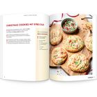"Christmas Cookies mit Streuseln" Rezepttext auf der linken Seite. Rechts Cookies mit bunten Streuseln auf einem Holzbrett.