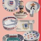 Aschenbecher mit Fußballthemen, Logos der Bundesliga-Clubs, ein Schiedsrichter-Figur, teils Stadionform.