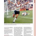 WM 1990. Jürgen Klinsmann jubelt nach einem Tor mit ausgestreckten Armen vor dem Tor. Pressezitate über das Spiel.