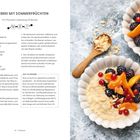 "Hirsebrei mit Sommerfrüchten. Für 2 Personen. Zubereitung: 25 Minuten." Links Text mit Zutaten und Rezept. Rechts Schalen mit buntem Obst und Hirsebrei auf grauem Untergrund.