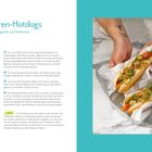 Olis Möhren-Hotdogs mit Bundmöhren, Gewürzgurken und Senfcreme. Rezept und Bild von Hotdogs auf Marmortisch.