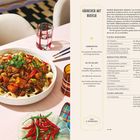 HÄHNCHEN MIT NUDELN. Vorbereitung: Hühnerbrühe, Nudelherstellung. Bild: Schüssel mit Nudeln, Hähnchen, Gemüse; Gläser.