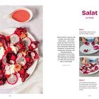 "Salat in Pink. Step 1: Einige Blätter Radicchio verteilen. Step 2: Burrata in grobe Stücke auf den Teller geben."

Links ein Teller mit buntem Salat.