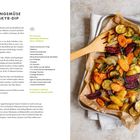 Titel: Buntes Ofengemüse mit Ajvar-Skyr-Dip. Links das Rezept, rechts Gemüse auf einem Backblech mit Dip.