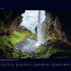 Text: "05 Mai". Ein Wasserfall fließt inmitten von grün bewachsenen Felsen und einem klaren Himmel. Darunter ein Kalender.