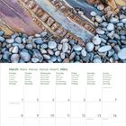 Kalender für März 2027 in sechs Sprachen. Oberhalb abstrakte, erdige Muster und Steine. Unten vermerkt: Kyoto, Japan.