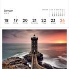 Kalender: Januar KW 3, Tage: 18-24. Bild: Leuchtturm auf Felsen vor Sonnenuntergang, Phare de Kermorvan, Frankreich.