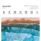 Kalender für November 2027 mit Wochennummer. Luftaufnahme: Küstenlandschaft mit türkisfarbenem Wasser und Sandstränden.