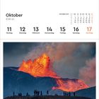 Kalender für Oktober 2027, KW 41, mit einem Foto von einem ausbrechenden Vulkan in Island. Personen im Vordergrund.