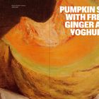 Text: "PUMPKIN SOUP WITH FRESH GINGER AND YOGHURT". Halbierte Kürbisdarstellung, pastellfarbene Malerei.