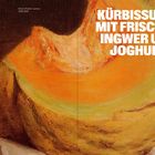 "KÜRBISSUPPE MIT FRISCHEM INGWER UND JOGHURT" in Weiß auf Gemälde eines Kürbisses.