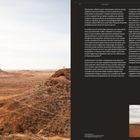 Links: Weite, trockene Landschaft mit Hügeln. Rechts: Textspalte und Foto eines roten Zuges.