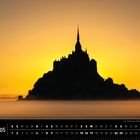 Text: "Bretagne 05" und "Der Mont-Saint-Michel kurz nach Sonnenaufgang." Silhouette eines Schlosses vor gelbem Himmel.